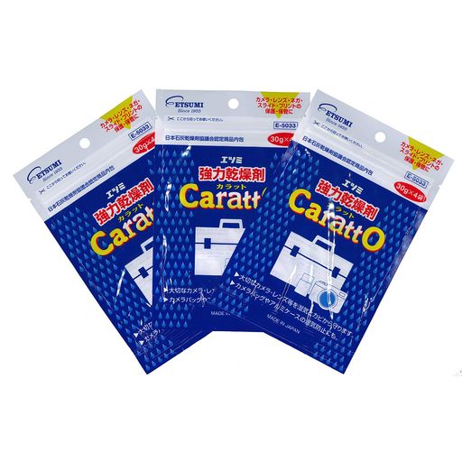 【大切なカメラ・レンズを湿気やカビから守る強力乾燥剤】乾燥剤のロングセラー「CarattO(カラット)」。優れた吸湿力で、一眼レフカメラやミラーレスカメラ、交換レンズなどの大切な機材を湿気から守り、カビの発生を抑制します。 【防湿ケースはもちろん、カメラバッグやアルミケースにも】防湿ケースやドライボックスでの保管時はもちろん、普段お使いのカメラバッグやアルミケースにも収納可能。撮影時や移動中の湿気対策にもおすすめです。 【さまざまな機材の保管に対応】カメラやレンズはもちろん、双眼鏡、フィルター、オーディオ機器など、湿気に弱いさまざまな機材の保管にご利用いただけます。 【交換時期がわかりやすい】吸湿後は粒状から粉状へ変化するため、交換時期の目安が簡単に確認できます。※使用環境や湿度により変化の速度は異なります。 【製品仕様】●成分:酸化カルシウム(Cao)●使用量の目安:約20Lに1袋(50g)●使用期間:6-12ヶ月