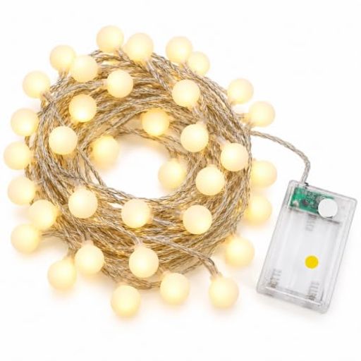 【コンセント不要で好きな場所に飾りやすい】単3電池3本で使える電池式なので、コンセントの位置を気にせず設置できます。ベッドまわり、棚、窓辺、玄関、テントまわりなど、電源を取りにくい場所でも手軽に使いやすいイルミネーションライトです。 【やさしい暖色で空間をやわらかく演出】40球のLEDがふんわりとした暖色で点灯し、お部屋やキャンプサイトをあたたかな雰囲気に整えます。クリスマスやハロウィンなどのイベント装飾はもちろん、普段のインテリアや寝室の間接照明としても取り入れやすい色味です。 【ワイヤーがしなやかでアレンジしやすい】やわらかいワイヤーコードを採用しているため、カーテン、棚、木の枝、手すり、タープなどに沿わせて自由に飾れます。巻く、垂らす、囲むなど、場所やシーンに合わせて形を整えやすく、飾り付けの幅が広がります。 【点灯と点滅を切り替えて使える】スイッチ操作で常時点灯と点滅を切り替えられるため、落ち着いた雰囲気にしたい時も、イベント感を出したい時も使い分けができます。シンプルな操作なので、季節の飾り付けや日常使いにも取り入れやすい仕様です。