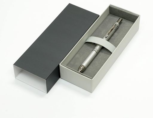 箱入 2色ボールペン(黒・赤インク)+シャープペンの複合ペン 本体サイズ:全長148mmx軸径10mm 材質:樹脂