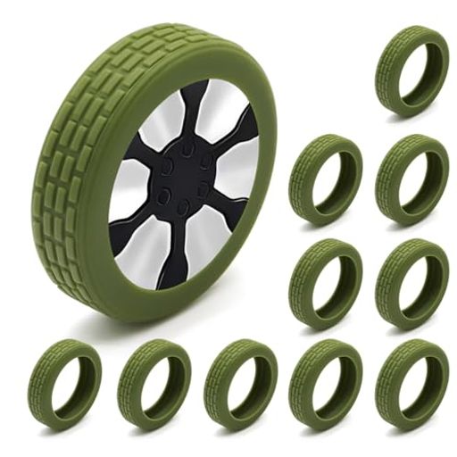 【キャスターカバー脱落防止】キャスターカバーは、より広い面積をカバーする材料を使用しており、スーツケースのホイールをしっかりと包み込むことができます。落下を防ぐことができ、より大きな被覆面積が微小振動を緩和し、騒音低減を実現します。このキャスターカバーを使うことで、地面のほこりや目立たない汚れから守り、スーツケースを清潔に保つこともできます。どこへ旅行しても、荷物を清潔に保つことができます。 【特記事項注意】車輪の形状によっては使用できないことがあります。こちらのキャスターカバーはダブルホイール型キャスターに適合します。このキャスターカバーの直径は55mmで、ワンホイール型キャスターには対応できませんので、ご購入前に必ずスーツケースの車輪の形状とサイズをご確認ください。 【高品質のシリカゲル緩衝材】スーツケースのキャスターは使用中、絶えず地面と摩擦し、階段の上り下りの際に衝撃を受けることがあります。長期間使用するとキャスター部品が疲労し、もろくなることがあります。キャスターカバーには高品質なシリカゲルを使用し、ホイールと地面の間の緩衝材として衝撃力を軽減します。