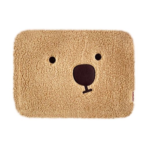 🏠【ふわふわ&amp;かわいいデザイン】 キム·ハチャン(Kimhachan)のシグネチャーデザインで、かわいいクマのキャラクターが刺繍されたふわふわのノートパソコン用ポーチ。毎日使いたくなるかわいいデザインです。 🏠【高級ダンブリング生地使用】 表地には、ふわふわで暖かい手触りのダンブリング生地を採用。耐久性に優れ、長期間使用しても型崩れすることなく、ノートパソコンをしっかり保護します。 🏠【柔らかいアロバ裏地で徹底保護】 内側には柔らかいアロバ生地で仕上げており、傷や衝撃からノートパソコンを守ってくれます。 吸湿性と通気性にも優れ、熱や湿気からもノートパソコンをしっかり守ります。 🏠【優れた保護力と便利な設計】 内蔵スポンジが衝撃を吸収し、大切なノートパソコンをしっかりと保護します。25mmの幅広ジッパーでスムーズに開閉でき、内部にはペンや小物を収納できる便利なスペースが用意されています。 🏠【3つのサイズ展開&amp;豊富なカラーバリエーション】 13インチ、15インチ、17インチの3つのサイズで展開され、お使いの機器に合わせて選べます。カラーもアイボリー、グレー、ブラウンの3色から選択できます。