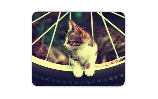 タイヤに座っている子猫のマウスパッドー滑り止め加工処理防水材質疲労軽減マウスパット