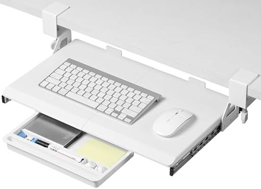 【後付けクランプ式】本製品は、穴を開けず、デスクにクランプで簡単に取付ができる!テーブルを壊さず、クランプ式で簡単設置。 取り外しや位置の移動も、気軽にできます。また、ペンケースが付属しているため、デスクトップスペースを充実させ、複雑さを軽減することができる。 【製品仕様】幅500mm(クランプを含めて606mm) x 奥行き300mm 材質:パーチクルボード(メラミン化粧板) 耐荷重15KG ※耐荷重は測定値であり、保証値ではありません。 【エルゴノミーデザイン】 人間工学に基づいたデザインにより、PC作業をする時に、両手をリラックスさせ、身体と画面の間の距離を一定に保つことができます。 天板の端は、斜面の設計により、長時間のデスクワークでの手首や腕の疲れを軽減します。 【スライドスムーズに】 合金製のスライドラックにより、抜き差しもスムーズに行えて、機能性も抜群です。キーボードトレイは机の端から220mm伸長します。使用しないときはテーブルの下に簡単に収納できます。作業効率を向上させながらも、姿勢を正すことで操作がしやすく、長時間の作業が快適になります。 【安心保証】必要なツールをすべて含みます。