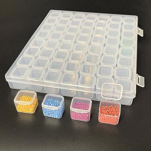 【56個独立型 収納容器】収納ケースのサイズ:約21x18x2.5cm,小分けケース:2.5x2.5x2cm,透明で環境にやさしいppプラスチック製。 【優れたデザイン】 ダイヤモンドペインティングボックスには、さまざまな小物を収納できる56のミニコンパートメントグリッドがあります。そして、各グリッドは別々に開くことができ、小さなグリッドは大きな箱に詰められており、あなたの物を二重に密封することができます。 【透明・コンパクト収納】完全透明なので一目で中身を簡単に見ることができます。ダイヤモンドの収納ボックスを使用すると、手工芸品を簡単に保管して整理できます。当社の収納ボックスは理想的なDIYパートナーです。 【色や種類ごとに収納可能】56個の小分けケースは、ひとつひとつ個別に取り出すことができます。手作りの時、必要なアクセサリーが対応する小分けケースを取り出し、中身を卓上やトレイに流し込めばいいのです。 【適用場所】 ダイヤモンド、ビーズ、イヤリング、ネックレス、指輪、ネジ、スパンコール、釣りフック、小さな宝石や他の小さなツールキットの収納をおすすめします。