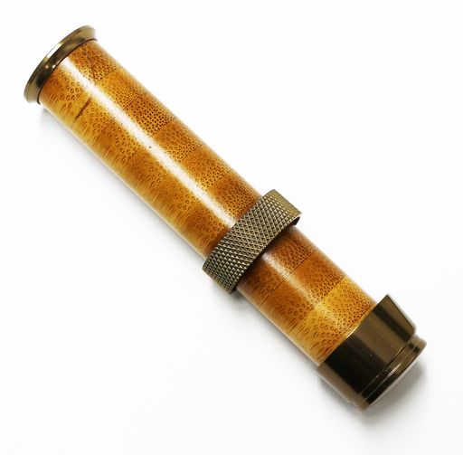 スペーサーに天然竹を使用したフライ用リールシートです。 リング式のダウンロックタイプ。 全長90mm/内径8mm 上金具外径19mm/底金具外径16mm 金具カラー ガンメタ