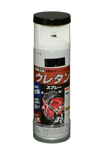 内装/外装 弱溶剤を使用しており、下地や旧塗膜を侵すことが殆どないので、幅広い素材への塗装が可能です。 反応硬化後の塗膜は強靭で、耐酸性、耐アルカリ性、耐油性、耐水性、耐溶剤性に優れています。 光沢、肉持ちに優れた仕上がりが得られます。 使用後容易に廃棄できるガス抜きキャップ付きです。 用途:(屋内外区分:屋内外用)電気器具、機械器具、自転車、オートバイ、自動車などの鉄製品(非鉄金属、メッキ面には直接塗装不可)。プラスチック(硬質塩ビ、FRP、ABS)。 (標準)塗り回数:2回塗り (標準)塗り面積:300ml/0.6~1m2 (タタミ0.4~0.6枚分) 乾燥時間:夏期/20~30分 冬期/40~60分塗り重ね時間の目安: 10分