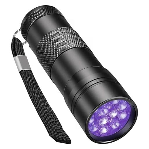 商品詳細:波長約395~400nm、単4形アルカリ乾電池3本(別売)を使用します。 サイズ:9.7*3cm。 カラー:ブラック。 使いやすい:ペットや人の尿や吐しゃ物、油汚れなど、目に見えにくい汚れを簡単に確認できます。 材質:UVライトはアルミ合金製で、耐食性と耐久性に優れており、長期間ご使用いただけます。 幅広い用途:赤ちゃんの衣類の汚れや蛍光剤の残留、UVレジンの硬化、夜釣り、偽造印刷物の鑑定、郵便物の検査、精密機器の粉塵確認、機械のオイル漏れ点検など、さまざまな用途にご利用いただけます。
