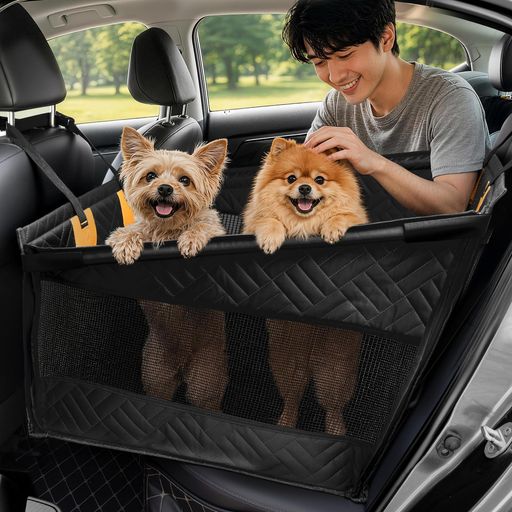 アクティブ 【愛犬と一緒に快適ドライブ】愛犬と並んで後部座席に座れるドライブ用シート。旅行やお出かけの際も、大切なワンちゃんが快適にリラックスできます。シートには安全ベルトが付属しており、急ブレーキやカーブでも飛び出しや落下を防止できます。不意の事故や車酔いを防ぎ、快適に運転に集中できます。後部座席スペースを有効活用でき、中型犬でも足を伸ばして横になることが可能です。 【安定感抜群&amp;型崩れしにくい】簡単取り付け可能。ストラップでしっかり車座席に固定できる、走行中もズレにくく、安定して使用できます。サポートバーを搭載しており、シートが押しつぶされたり変形したりするのを防止。愛犬が動き回っても形を保ち、安定した居場所を確保します。 【耐摩耗性&amp;お手入れ簡単】600Dオックスフォード布を採用して、耐摩耗性・耐久性に優れています。爪で引っかいても破れにくい丈夫な素材です。表面はなめらかで厚みもあり、愛犬が座ったり寝そべったりする際に心地よさを感じられます。撥水加工により、濡れた体や泥汚れが付いても簡単に拭き取れるので、お手入れがラクで車内を清潔に保ちます。雨の日のお散歩後にも便利です。