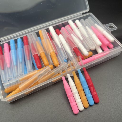 パッケージ:素敵な透明なプラスチックボックスに50本の歯間ブラシが梱包されています。写真の通り、5つの異なる色(オレンジ、グリーン、ライトブルー、ホワイト、ピンク、レッド)、各色につき10本のブラシ。 歯の間隔が狭く広い方、歯の凹凸、歯の混み具合など、適切なサイズが見つかります。 十分な量で毎日の使用や交換に対応できます。 【3サイズブラシヘッド】50本の歯間ブラシは3つの異なるサイズのブラシヘッドを備えています。 オレンジとライトブルーのブラシは2.1mmのブラシヘッドで、歯の間隔0.7mmに適しています。ホワイトとピンクのブラシには2.5mmのブラシヘッドがあり、トゥート間隔は0.8~0.9mmです。赤いブラシには3.1mmのブラシヘッドがあり、歯の間隔は1.0~1.2mmです。 安全な素材:当社の歯科衛生ブラシは、高品質のプラスチック、スチール、ナイロンで作られています。無毒で無臭で、安全で信頼性の高い口腔洗浄で、歯や歯茎を傷つけません。 使いやすい:ブラシヘッドは柔らかく柔軟性があり、通常の歯ブラシでは届かない歯の隙間に深く入り込むことができ、歯と口をより徹底的にきれいにするのに役立ちます。