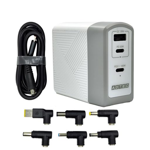 【真の140Wの高出力を実現するマルチプラグケーブルPro同梱】 本製品は、一般的なPD充電器の100W(20V/5A)の壁を超え、同梱の「マルチプラグケーブルPro」を使用することで20V/7Aという驚異的な電力供給を可能にしました。これにより、従来のUSB-C充電器では電力不足となりがちなワークステーションやハイエンドゲーミングノートPCに対しても、純正アダプタに匹敵するパフォーマンスで給電を行います。高速充電が必要なプロフェッショナルな現場において、その真価を発揮する140W出力対応モデルです。 【PD3.1対応・3ポート搭載で複数のデバイスを同時管理】 最新規格PD3.1に準拠し、単ポート使用時には140W、複数ポート使用時でもパワフルな出力を維持します。TYPE-C(type-C)ポートを2つ、USB-Aポートを1つ搭載しており、ノートPCを充電しながら、同時にスマートフォンやタブレットへの急速充電も可能です。タイプCポートを中心としたデジタル機器の充電環境をこれ1台でスマートに集約し、デスク周りの配線をすっきりと整理できます。