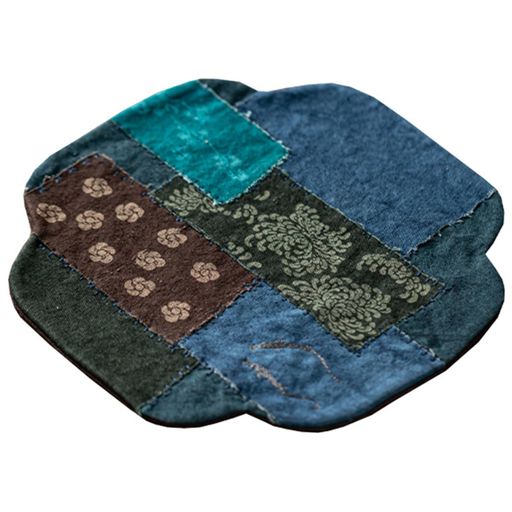【和モダンデザイン】伝統花柄刺繍xパッチワークの融合デザイン。青緑茶系の落ち着いたカラーリングが空間に品格を演出 【デニム生地の強み】丈夫なデニム素材に特殊コーティング加工。耐久性・水滴防止・熱耐性を兼ね備えた実用性 【機能的サイズ設計】285x285mmの広々サイズ。ティーポット+湯呑み2客+茶器類を余裕置き。テーブル保護機能付き 【手作業の温もり】職人による1点もの縫製。パッチワークの立体感がインテリアアートとしての価値を高める 【多用途ギフト対応】CCVSS専用包装。茶道愛好家からインテリア好きまで、幅広い層に喜ばれる逸品