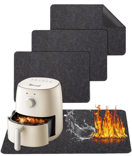 セット内容:各セットに長方形耐熱マット3枚入り。1枚あたりのサイズ44x30cm。十分な数量で家庭用・キャンプ用ニーズに対応。❗❗注意:IHクッキングヒーター用マットとしての使用は厳禁。また直火への直接接触も禁止。 耐熱性:キッチン専用耐熱マットで、最高300°Cの高温に耐え、キッチンカウンターを高温損傷から効果的に保護します。オーブン、電子レンジ、エアフライヤーなど各種高温調理器具に対応。 滑り止め設計:フェルト素材を採用し、表面は優れた滑り止め性能を発揮。底面のシリコンが安定性とずれ防止効果を確保し、調理器具の使用をより安定させ、予期せぬ滑りを軽減します。 柔軟で実用的:キッチン用耐熱マットは手入れが簡単で、石鹸水での手洗いまたは湿った布での拭き取りが可能です。ほつれを心配する必要がなく、必要に応じてカット可能。軽量設計で収納に便利。 幅広い使用シーン:本耐熱マットは、フライヤー、コーヒーメーカー、オーブン、電子レンジ、ミキサー、トースター、ジューサーに適用可能です。調理器具に安全で安定した設置スペースを提供し、調理に欠かせないアイテムです。