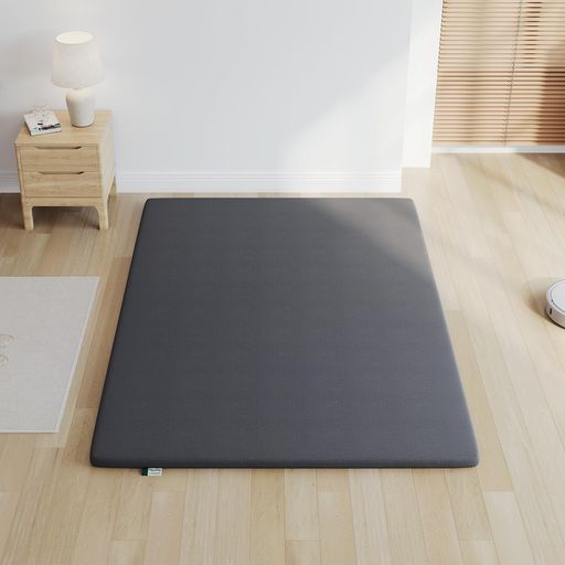 体圧分散・姿勢サポート 【商品仕様】●サイズ:幅120cmx奥行195cmx高さ5cm ●重量:約4.13kg ●硬さ:200N(ニュートン) ●材質:中材/高反発ウレタンフォーム ●カバー表生地/ポリエステル100%【1枚敷くだけで寝心地が格段に向上し、快適な眠りへと導くトッパー】今お使いの寝具の上に重ねてもOK、そのまま床に敷いてもOK!さまざまなシーンでご活用。 【高反発でしっかりサポート】Novillaのマットレスは高反発ウレタンフォーム(硬め200N)を採用しており、適度な硬さと優れた反発力で横になったときに体が沈み込まないので寝返りを打ちやすく、腰や背中への負担を軽減し、朝まで快適な睡眠をサポートします。しっかりとした硬めの寝心地で、全身をバランスよく支え、理想的な寝姿勢をキープしやすい、質の高い睡眠を実現します。 【こだわりの素材・洗えるカバー】カバーには通気性に優れたニット生地を採用し、肌触りが柔らかく、防ダニ・防臭機能も備えています。底面には滑り止め加工が施されており、マットレスの上に重ね使いでも直置きでもズレにくく、安定性に優れています。