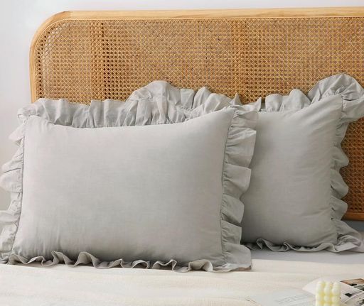 【商品仕様】サイズ:43x63cm(2枚入り) カラー:グレー 、取り付け・取り外しは簡単する封筒式ピーロケースです。※ 2枚セットなので、替えやお手入れも簡単です。 【ピーチスキン加工】: 柔らかい磨き再生繊維を採用、ピーチスキン加工を施して、ソフトな起毛で、サラっとした生地。更に、生地に水洗いをかけることで使い始めから極上の柔らかさを実現し、やわらかな肌触りを楽しめます。 【シワになりにくい】家庭で丸洗いでき、いつも清潔に保てます。洗濯乾燥しても全くシワにならない、お手入れ簡単です。色褪せにくい、型崩れが起きにくく、耐用性抜群です。 【かわいいフリルデザイン】フリルは大き過ぎず品良くかわいらしい枕カバーです。ピンク、ホワイト、グレー3つの色を用意して、シンプルでおしゃれなデザインにより、お部屋の雰囲気がよく合えます。 【通気性抜群&amp;オールシーズン使える】直接お肌に触れるからこそ、吸湿性と速乾性に優れた生地を厳選しました。睡眠中に生成された水分を吸収し、寝汗をかいても快適です。洗った後は素早く乾かすことができ、真夏から冬場までオールシーズンで快適にお使いいただける枕カバーです。