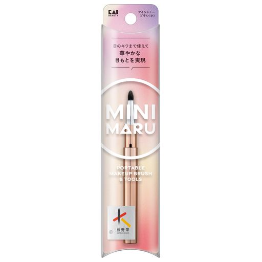 ミニサイズで統一したメイクシリーズMINI MARU(ミニマル)のアイシャドーブラシ小 使い心地にこだわった熊野筆で、まぶたのキワや仕上げに最適な小さめのサイズ 目頭や下まぶた等に色を入れたい際に活用しやすい キャップ付きのスライド式形状で、持ち運びに便利 本体サイズ:約87 x 10 x 10mm、重さ:約4g