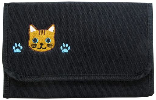 我が家のにゃんこ専用マルチケース。ペットの健康管理に◎。お薬手帳や診察券、通帳の管理にも。 密度ある刺繍がポイントです。織りネーム付き。愛猫の写真を入れられます8分音符 素材:帆布 サイズ:W20xH13xD3cm/重さ:110g 生産国:中国