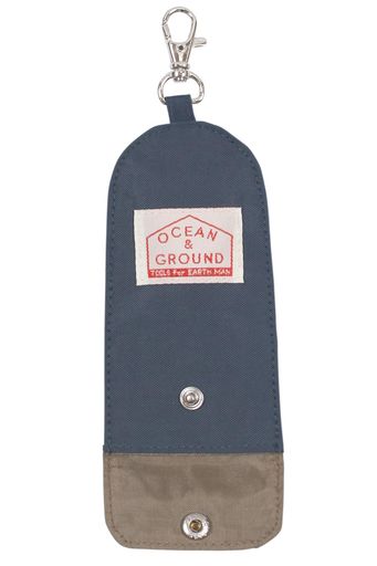 リピーター多数!大人気キッズ服ブランド「OCEAN&amp;GROUND」から、インナーカラーの配色がお洒落なキーケース! 自動巻きのリール付きなので、ランドセルやベルトループに付けたまま使えてとっても便利!鍵をうっかり落としてしまう心配もありません◎ 鍵をつけるフックは3つ!家の鍵や自転車の鍵など、複数ある鍵もまとめてスッキリ!中身が見えないので防犯対策にも◎ 軽くて丈夫なナイロン生地で、破れにくくて水や汚れにも強い!シンプルで機能的なデザインは、低学年から高学年まで長く使えます8分音符 No.13555color:ライトピンク/スモーキーピンク/ライラック/タン/グリーン/エメラルドグリーン/ネイビー/ダークネイビー/カモ生産国:中国
