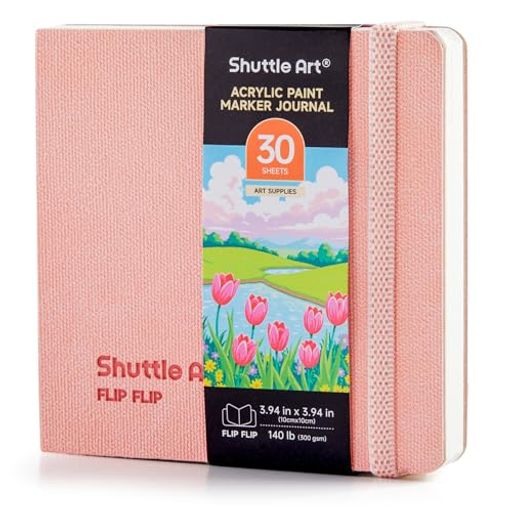 【高品質な厚手の紙】30枚(60ページ)の高品質な紙で、厚さは140lb(300gsm)で、中目(コールドプレス)加工が施されており、アクリルマーカーや水彩画はもちろん、ガッシュやインク、色鉛筆など幅広い画材に対応します。さらに、中性紙で保存性に優れ、裏写りしにくくなっておりますので、細密描写から大胆な塗りつぶしまで、思い通りに描き込むことができます。 【180度フラットに開く製本】ノートを完全に180度フラットに開くことができ、見開きの中央に段差が生じないため、2ページ全体を一つのキャンバスのようにシームレスに描くことが可能です。両面を使った作品制作もストレスなくでき、様々な画材にしっかり対応する実用的なスケッチブックです。 【保護シート付属】各ジャーナルには専用の保護シート(スペーサーシート)が1枚付属して、制作中のページの背面に挟み込んでご使用いただくことで、インクや絵の具が向かいのページにうつり込むのを防ぎ、思わぬ汚れから作品をしっかり守ります。仕上がったアート作品も、まだ使っていない白いページも、いつまでも清潔な状態で保つことができます。