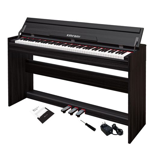 【ピアノ88鍵盤】KIMFBAY電子ピアノは、従来のピアノと同じサイズの鍵盤を備えています。ピアノ鍵盤は指の圧力に敏感で、押す圧力に応じて音量を調整できます。あらゆる年齢層の方に、指の筋力と柔軟性を鍛えるのに最適です。3本のペダルを装備し、より表現力豊かな演奏が可能なピアノです。 【大規模なサウンドライブラリ】ピアノはフランス製のDREAMデジタルチップを搭載し、伝統的なピアノの音色を再現しています。2つの高出力ステレオスピーカーが、臨場感あふれるサウンド体験をもたらします。電子ピアノには128種類の音色、88曲のデモ曲、100種類のリズムが内蔵されており、様々なジャンルの曲の作曲や録音にインスピレーションを与えることができます。 【優れた互換性】ワイヤレス接続により、さまざまなピアノ教育ソフトウェアを使用できます。通过MIDI-USB电缆将您的计算机连接到数码钢琴并编排您的音乐。ヘッドフォンを接続すると内蔵スピーカーがミュートされ、個人練習にも最適です。 【多彩な機能】電子ピアノにはさまざまな機能が備わっています。移調機能、伴奏機能、コード、メトロノーム、録音、再生など。