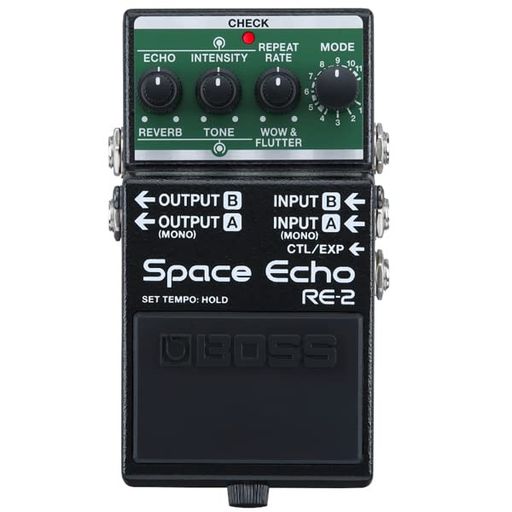 長い年月を経て、BOSSは新たなSpaceEchoの開発に着手。長年に渡り蓄積してきた膨大なデータに加え、自社で保管している貴重なミント・コンディションのRE-201を含む複数の個体を徹底的に再解析しました。テープに発生する摩擦や録音/再生のメカニズム、モーターの挙動、プリアンプのキャラクター、テープのコンディション、Z型に張られたSPRINGREVERBなど、全てにおいて慎重に検証を重ねることで、今まで明らかになっていなかったサウンドのメカニズムまで完全に解明しました。RE-2はSpaceEchoのサウンドや挙動をかつてないレベルで再現したコンパクト・エフェクターで、ペダルボードのスペースを気にせず配置できます。