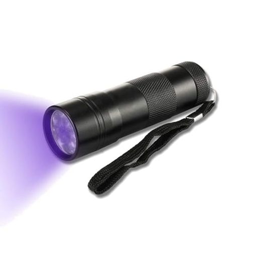 爬虫類用ライト 1 【商品仕様とサイズ感】 本製品は 12 個の UV LED ビーズを搭載した小型紫外線ライトです。本体サイズは直径約 3cm、全長約 9.5cm で、手のひらに収まるコンパクト設計。付属のストラップで持ち運びに便利で、本体に電池は付属しておりませんので、別途ご購入ください。アルミニウム合金製の滑り止め加工されたボディは、握りやすく耐久性に優れています。 2 【電池取り付け手順】 電池を電池ホルダーに挿入する際は、ホルダー両端の極性表示に従って正しく装着してください。電池ホルダーを本体に取り付ける際は、円で囲まれた側を LED 側に向けてください。その後、電池ホルダーを矢印方向にスライドさせて固定し、本体背面のキャップをしっかりと締め付けてください。 3 【ペットケアへの活用】 ペットの尿や猫の水虫を簡単に検出できます。紫外線を照射すると、絨毯やソファなどに残った目に見えない尿汚れが青白く発光し、場所を特定可能。猫の皮膚に付着した水虫の菌も同様に確認できるため、早期発見・ケアに役立ちます。暗い場所での使用がより効果的です。