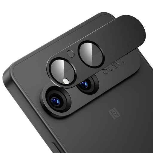 【対応機種】Sony Xperia 10 VIIにピッタリの専用カメラ保護フィルム!9H硬度の強化ガラスと航空グレードアルミ合金を採用し、落下衝撃や日常の擦れに強い耐久性を実現します。 【露出オーバー防止・AR超高透過率】精密黒縁デザインとARコーティング技術を採用したスマホカメラカバー。光の反射を抑えることで写真が白っぽくなる現象を防ぎ、99.9%の高透過率により、エクスペリア10 VIIのオリジナルレンズが持つ本来のクリアな画質をそのまま再現します。 【全面保護・超耐衝撃】硬度9Hの強化ガラスで擦り傷や衝撃からレンズ表面をしっかりガードします。さらに、軽量で高強度なアルミ合金フレームを組み合わせることで、どの角度からでも落下衝撃を吸収し、レンズ周辺まで確実にカバーします。細部までこだわった構造で、カメラの美しさと機能性を損なうことなく、大切なカメラレンズを強力に保護します。 【撥水・撥油・指紋防止・貼り付け簡単】撥油コーティングによりレンズフィルムに保護層が形成され、指紋が付きにくく、水滴や油分もすぐに滑り落ち、軽く拭くだけで清潔でクリアな状態に保てます。
