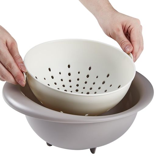 【ざるとボウルの二層セット】洗う・水を切る・一時置きまで1セットで対応。丸型の深さがある形状で、野菜、果物、サラダ、麺類などの下ごしらえに便利です。 【傾けて排水】食材を洗った後は、内側のざると外側のボウルを組み合わせたまま傾けて排水できます。食材を移し替える手間を減らします。 【持ち手付き】持ち上げや移動がしやすい持ち手を装備。ざるとボウルは分けても使え、調理中の食材の一時置きや盛り付け前の準備にも活用できます。 【重ねて省スペース収納】使用後はざるとボウルを重ねて収納可能。同形状2個セットで、食材ごとの使い分けにも便利です。 【サイズ・素材】(1個あたり)30.4x28x高さ13cm、プラスチック製、セット総重量約0.6kg、カラー:グレー。食器洗い機には対応していないため、手洗いしてください。