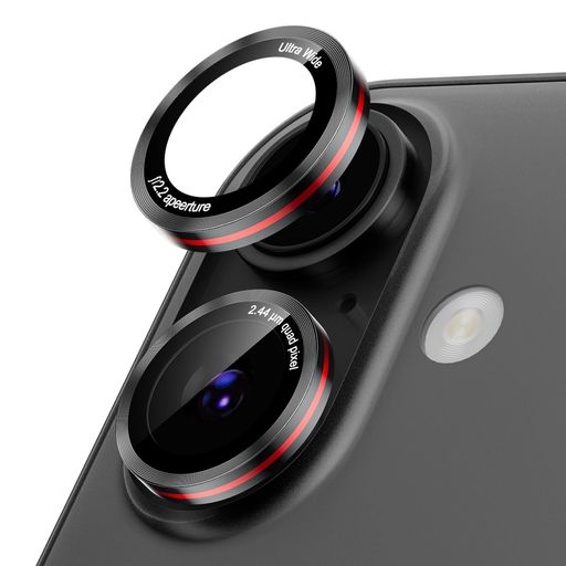 【対応機種】iPhone 16/16Plus専用レンズカバー。本物のカメラレンズに着想を得た赤いリングストリップが、iPhone に洗練されたテクノロジーの美しさをプラスします。 【保護力抜群・耐衝撃・飛散防止】いiPhone 16/16Plusカメラ保護カバーは、9H硬度の強化ガラスと高耐久アルミ合金を組み合わせ、優れた耐傷性・耐衝撃性を実現。日常の擦り傷から不意の衝撃まで、レンズをしっかり保護します。さらに、飛散防止加工を施しており、万が一割れても破片が飛び散らず安心です。 【露出オーバー防止・超高透過率・撮影への影響なし】アイフォン16/16プラスカメラカバーは黒い縁取りデザインで露出オーバー防止でき、フラッシュ使用時の光の乱反射を抑え、写真が白っぽくなる現象を軽減します。さらにARコーティング技術により、フィルムを装着していることを忘れるほどの高い透過率を実現。iPhone本来の鮮明な画質をそのままに、美しい撮影をサポートします。 【貼り付け簡単・撥水撥油・指紋防止】単眼タイプですが、ガイド枠付きのため、一体型のようにカメラレンズの上に置くだけで一発で簡単に貼り付けられます。