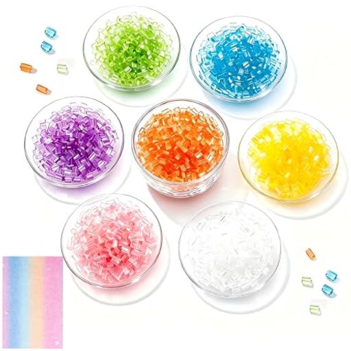 【7色セット】7色入りセットで、10x15cm のアイロン補助ペーパーが 1 枚付属しています。各色のビーズを自由に混ぜ合わせられるため、お手持ちの既存セットの補充用に最適です。ビーズの穴径が均一なので、プレートにスムーズに並べられます。 【素材】良質なプラスチック素材を使用。表面は滑らかでバリがなく、従来のアイロンビーズとは異なり透明度が非常に高いのが特長です。アイロンがけ時に変形しにくく、丈夫で長持ちします。 【多色ビーズ補充パック】単色パックとカラーセットを多数ご用意しております。作品に合わせて色を組み合わせたり、透明ビーズを混ぜて独特の質感を演出したりできます。ビーズの内容量がたっぷりなので、何度も繰り返し創作する楽しみを存分に味わえます。 【きらきら透明感】一般的なアイロンビーズと比べ透明度に優れ、光が透過すると艶やかなジェルのような質感になります。太陽光や照明の下では、まるでガラス細工のように輝きます。単色で使用するのはもちろん、混色してグラデーションや半透明の表現を自由に作り出せます。