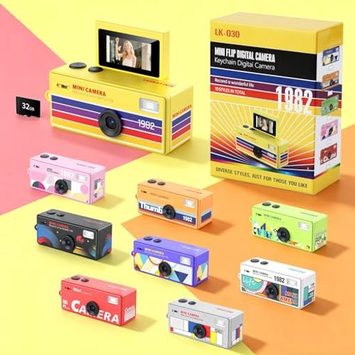 【届いてすぐ撮れる・32GBカード付・即撮影可】 このトイデジカメには32GB MicroSDカードを標準で付属しており、追加購入の必要がなく、箱を開けたその瞬間から撮影を始められる「即撮影可」設計です。超小型&amp;ポケットサイズ: 62x26x22mm、ストラップ、日本語取扱説明書も同梱されたフルセット仕様で、初めての方でも迷わず使い始めることができます。「買ったのにすぐ使えない」というストレスを解消し、届いた喜びをすぐ体験へと変えます。さらに、基本操作から撮影方法までを丁寧に解説した日本語マニュアルにより、初期設定もスムーズ。プレゼントとしてもそのまま渡せる完成度と安心感を備えています。 【180°フリップモニター搭載・自撮り・Vlogに最適】 このデジカメ 小型サイズのトイカメラでは珍しい「180°フリップモニター」を搭載し、自撮りやVlog撮影でもリアルタイムで構図確認が可能です。画角を確認しながら撮影できるため、撮り直しの手間を減らし、思い通りの一枚を残せます。720Pの映像はあえてレトロな質感を持たせ、スマートフォンとは異なる温かみのある表現が魅力です。
