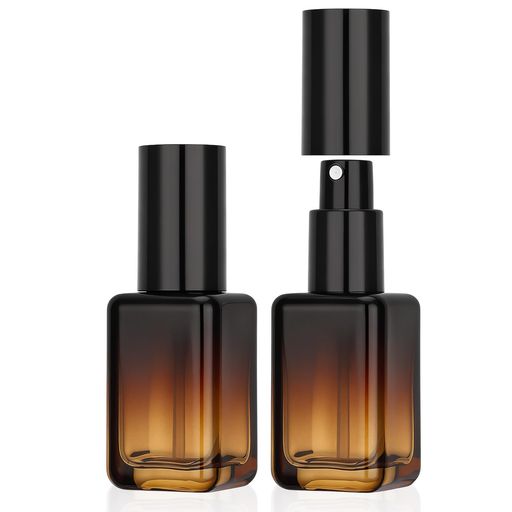 【製品内容】内容量:30ml。カラー:茶色。セット内容:ガラス製スプレーボトル 2本。 【遮光性と空気遮断のW効果】遮光性のあるブラウングラデーション加工が、香水や化粧水を光や空気から守り、鮮度と香りを長期間保ちます。 【コンパクトで携帯に便利】すっきり四角形デザインでバッグやポケットに収まりやすく、旅行や通勤に最適。お気に入りの香りをいつでも手軽に持ち運べます。 【優れた漏れ防止設計】精密に作られたスプレーノズルとしっかり閉まる蓋で、揺れや衝撃による液漏れを防止。カバンの中でも安心してお持ちいただけます。 【多様な液体に使用可能】香水、化粧水、除菌液、アロマオイルなど、様々な液剤の小分けや保存に便利。中身の残量が確認しやすいデザインです。