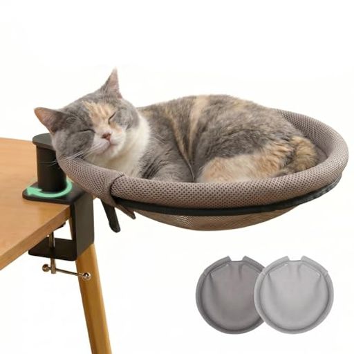 インドア 【安定&amp;安全設計】猫用デスクベッドは最大約20kg重量に耐えられる安定的な設計で、大型の猫1匹はもちろん、複数の猫が同時に使用できます。猫 ハンモック全体を頑丈なフレームで支え、留め具部分は特別な補強加工を施しています。猫が活発に跳び乗ったり、ベッドの上で動き回ったりしても、グラついたり倒れたりすることがなく、高い安定性を保持し、猫の安全を確実に守り、長く安心して使用することができます 【省スペース&amp;快適なサイズ感】猫 ベッドは机やキャットタワーに取り付けられ、設置面積わずか36x38cmのコンパクト設計で、部屋のスペースを有効活用できます。愛猫は飼い主のそばでくつろぎ、「そばにいたい」という気持ちを満たしつつ、飼い主の邪魔にならず、仕事やゲームの時間も一緒に楽しめます。やわらかく伸縮性のある生地で深く沈み込めるデザインにより、優しく抱きしめられるような心地よさを実現し、愛猫に上質な休息体験を提供します 【360°回転&amp;角度調整】可能独自の360°回転設計を採用しており、デスク上に取り付けた状態でも、ペットベッドの向きをスムーズかつ簡単に変更することができます。
