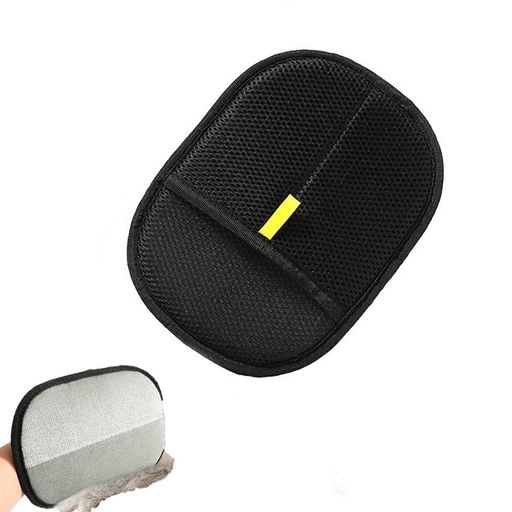 毛 1. [商品仕様と実用的サイズ] 本商品はペットケア用静電気除毛手袋で、実寸は縦約 20cm、横約 15cm のオーバル型デザインです。手袋型の構造は手のひらと指の部分をしっかりカバーし、使用時に力加減と方向をコントロールしやすい設計になっています。手作業での採寸のため、誤差が生じる場合がある点はご了承ください。日常的なペットのお手入れに適したコンパクトなサイズ感で、持ち運びや保管も便利です。 2. [多機能な静電気除毛構造] 特殊な静電気構造を採用した本手袋は、ペットの毛を効率的に捕集できます。手袋表面の特殊加工素材が、なでるだけでペットの浮き毛や汚れをしっかり取り除き、毛並みを整える効果が期待できます。また、回転させることで毛が自動的に集まる設計で、お手入れ時の手間を軽減。猫や犬、ウサギなどの小動物に対応し、多種多様なペットのグルーミングに活用できます。 3. [広範な使用シーンと効果] 本除毛手袋はペット本体だけでなく、様々な場所の毛取りにも対応します。ソファー、シーツ、洋服などに付着したペットの毛を簡単に除去可能で、使用前後での毛の除去効果が明確に確認できます。