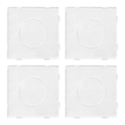 【4枚組で創作幅拡大】14x14cmのアイロンビーズ用プレート4枚セット。プレートをつなぎ合わせて使うことができ、大きな柄や複雑なデザインも自由に作ることができます。2.6mmのアイロンビーズに対応し、透明なプレートがビーズを正確に位置決めすることができます。 【耐久性に優れた素材】環境にやさしいプラスチック素材を使用して作られ、厚くて丈夫で、破損しにくく、繰り返し使用することができます。耐熱性に優れ、アイロンでビーズを融着する際の熱にも耐えられ、長時間使用しても安心です。 【子どもの創造力を育てる】アイロンビーズを使った模様作りは、色彩感覚や指先の器用さを自然に鍛え、手作りの楽しさを体験するとともに、子どもの創造性、想像力、実践力を育てることができます。 【使用と携帯に便利】プレートにビーズを配置し、アイロンペーパーをかぶせて家庭用アイロンで温めるだけで、オリジナルのビーズアートが完成します。軽量で持ち運びに便利で、家庭での工作から公園や遠出先での手作り体験まで、様々な場所で活用できます。