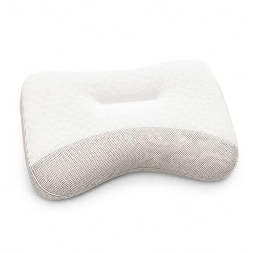 【仕様】● サイズ:約43cmx63cmx8~10cm ● カラー:ホワイト ● 素材:側地/ポリエステル100%、内張り/低反発ウレタンフォーム100%、中材/低反発ウレタンチップ70%・高反発ウレタンチップ30% 【整体院の先生が推奨するこだわり設計】人間工学に基づき、後頭部・首・肩をバランスよく支える形状に仕上げました。頚椎本来の自然なS字カーブを保ちやすく、リラックスした理想的な寝姿勢へ導きます。首や肩への負担をやわらげ、快適な寝心地をサポートします。 【こだわりの中材】中材には、低反発ウレタンチップ70%と高反発ウレタンチップ30%を組み合わせて使用。頭をふんわり受け止めながら、沈み込みすぎにくいほどよい弾力で支えます。包み込まれるようなやさしい寝心地と、安定感のあるサポート感を両立しました。 【通気性と吸湿性で一年中快適】首元や側面には立体メッシュを採用し、空気がこもりにくい通気構造に。汗や湿気によるムレ感を軽減し、さらっとした使い心地をサポートします。メッシュ部分以外には、やわらかなニット生地を使用。吸湿性・発散性に配慮し、季節を問わず快適にお使いいただけます。