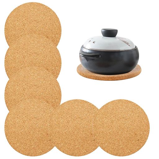 「高品質の素材」:Enkrioコルクマットは高品質の天然コルク素材で作られ、環境に優しいです。手触りもなめらかです。 「完璧なデザイン」:丸いコルク鍋敷きは直径18.5cmあるため、大きい鍋にもぴったりです。厚みも1cmあってしっかり長く使えます。ほとんどのお鍋、フライパン、キャセロールに適しています。 「幅広い用途」:このコルクトリベットは、優れた耐熱性と遮音性を備えています。水滴がテーブルにとどまるのを防ぎ、お鍋とデスクトップに傷がつくのを防ぐことができます。 「お手入れが簡単」:使い終わった後は乾いた布で軽くふくだけで汚れが落ちます。風通しの良い場所に置いて乾かすことができます。 「セット内容」:直径18.5cmx厚さ1cmの丸型のコルクマット*6枚。断熱だけでなく、花瓶、コーヒーメーカー、ボトル、植木鉢、または工芸品のベースとしても使用できます。