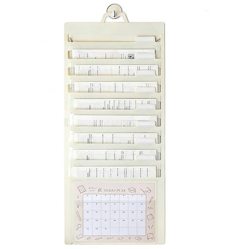 商品仕様:素材:プラスチック製。サイズ:幅36cm*高83cm。 上質な素材:耐久性のあるプラスチック素材を使用しています。薄くて丈夫な素材で作られており、書類をたくさん入れても破れにくく、長期間の使用に耐えます。本体が非常に軽量なので、持ち運びや収納場所の移動が簡単です。水に強く、書類を濡れや湿気から守ります。家庭用としてだけでなく、オフィスや学校など様々な場所で使いやすい素材のドキュメントファイルです。 8段で分かりやすく収納:内部には8つのポケットがあり、書類を種類ごとに分けて整理することができます。契約書、領収書、請求書、資料などをそれぞれのポケットに分けて収納できるため、必要な書類をすぐに見つけやすくなります。さらに付属のラベルを使用することで、ポケットごとに内容を表示することができ、書類管理がより分かりやすくなります。整理整頓をしやすくする実用的なウォールポケットです。 書類整理機能:書類整理をサポートするためのラベルとフックが付属しています。ラベルを使用することで、各ポケットの内容を簡単に表示することができ、書類の分類管理がしやすくなります。必要な書類を探す時間を減らすことができます。