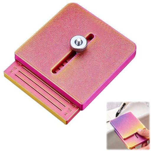 【コンパクト&amp;ポータブル設計】エッジ修正ガイドは約8x8x1.5cm、重量わずか84gの軽量サイズ。工具箱やツールバッグにすっきり収納でき、現場への持ち運びもラクラクです。 【精密なカット加工】エッジカットガイドテンプレートとして使用可能で、スムーズできれいな切断を実現。材料のロスを効果的に抑え、さまざまな厚みのフィルムに対応。キャビネットやデスクの平面エッジ加工も簡単に行えます。 【耐久性に優れた高品質素材】家具エッジトリミングツールは、厚みのあるPETG素材を採用し、頑丈で変形しにくい設計。刃先は滑らかに仕上げられており、手を傷つける心配がなく、安心してお使いいただけます。 【滑らかなカーブ加工を実現】複雑な曲面やカーブしたウィンドウでも、ガイドテンプレートとして精密なカットをサポート。取り付け時の手直しが不要になり、作業時間を大幅に短縮します。 【調整可能な多用途仕様】5mm~35mmの範囲で調整できるガイドスロットを搭載し、多様なフィルム厚に適合。キャビネットやテーブルトップはもちろん、壁紙やビニールラッピングなど、様々なシーンで迅速かつ正確な直線切断を実現します。