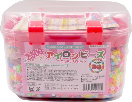 プレート や アイロンシート も入っていますのですぐに アイロンビーズ が楽しめます。 セット内容: 直径 5mm 色アソート約7500粒・アイロンペーパー10枚・中仕切りトレー・専用プレート(小)丸・四角・星・ハート型 各1枚・作り方説明書1枚 ケースサイズ:約170mmx150mmx120mm 中国製 対象年齢:6歳以上
