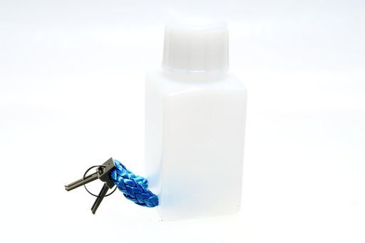 ー 餌昆虫に向く自動給水器 水が漏れることなく、紐が常に湿った状態をキープ 爬虫類・両生類にも応用可能 湿度保持用としての使い方も 紐の色は生き物にとって認識し易い単色ブルー