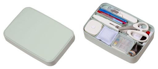 素材:PP樹脂(ケース、トレイ) サイズ(約):222x152x56mm トレイ217x146x18mm パッケージ152x262x56mm セット内容(12点入)及び生産国:ステンレス裁ちはさみ(20cm)中国製 糸切りはさみ台湾製 オートメジャー(2m)中国製 ニードルセット中国製 ピンクッション中国製 ポリエステルスパン糸(4色)日本製 チョークペンシル日本製 リッパー日本製 ひもとおし中国製 セル皮ゆびぬき(短針用)中国製 長皿皮ゆびぬき(長針用)中国製 糸通し日本製 生産国:日本(ケース、トレイ)