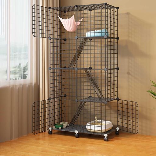 インドア 【猫脱出防止ケージ】シンプルなデザインと汎用性の高いカラーは、どんなインテリアにもマッチします。頑丈な鉄メッシュ構造を採用し、傷がつきにくく耐久性に優れ、表面は錆びない塗装を施し、腐食や磨耗に強く、長くご愛用いただけます。棚板はPVC製で、軽くて丈夫、腐食に強く、小型猫から大型猫まで対応できる強度を備えています。ケージを設置したあと、留守中のペットの脱走を防ぎ、ケガや事故の原因となることを防ぎます。 ドアクランプをグレードアップした頑丈なタイプなので、いたずらな猫にも開けにくくなっています。 猫をケージに置くと、安心で出掛けます。 【出入り便利】仕切り板が付き、自由に組み合わせることができます。仕切りを使って、猫ケージを分けたり、他の形状に分けたりすることができます。異なる体型の猫にも同時に使用できます。仕切り板は、猫が休息や遊びをする場所になります。ケージのスペースを分割し、複数の猫や他のペットが使用できます。スペースを有効に活用し、猫の幸福感を効果的に高めます。分離されたケージは、ドアの開閉位置に応じて猫が自由に出入りできます。猫用ケージは扉があり、猫も物も出し入れしやすく、お掃除も便利です。