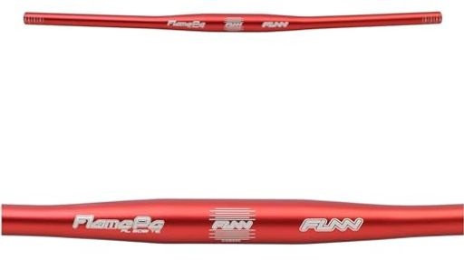 Flame PG ハンドルバーのバークランプ直径は31.8mmです。ご注文前に、必ず適用ハンドルバーの直径をご確認してください 独自のゼロライズとゼロアップスイープの組み合わせにより、速さと操作性に最適な乗り心地が実現されます。また、9°のバックスイープが手首に自然な位置を保ち、快適さを最大限に引き出します。 異なる身長や好みに対応できるように、2つの長さ、680mmと710mmのバリエーションが用意されています。 熟練した技術でAL6061素材から作られたフレームPGは、優れた強度、復元力、そして性能を発揮します。耐久性が最適化されながらも羽のように軽いです。耐久性に優れたサンドブラスト加工と陽極酸化仕上げにより、フレームPGは激しいライディングにも十分耐えうる長持ちする製品です。 フレームPGは、XCレーサーのニーズを考慮して作られた類まれな製品であり、競技レースの過酷な地形を横断しながら、最適な速さ、機動性、およびコントロールを実現するために特別に設計されています。