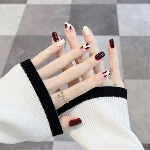 24枚セット短いネイルチップレッドレオパードネイル爪飾り偽の爪披露宴パーティー二次会入学式卒業式入園式成人式