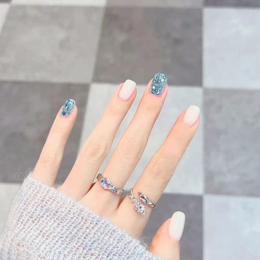 星(塗り潰し)24枚の爪&amp;12種類のサイズ、接着剤付きステッカー、ミニファイル。 星(塗り潰し)このネイルチップは優れたABS素材で作られています。少なくとも、2週間ぐらい保持できます。または、自分好きな装飾を追加とパターンを設計す...