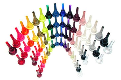 ポリカーボネート樹脂製のため外気の影響を受けづらく、寒い屋外での演奏に最適です。 特徴的なルックスはマーチングやイベントでの演奏時に、演出としても効果を発揮します。 リム内径:25.4mm スロート径:太い カップの深さ:とても深い