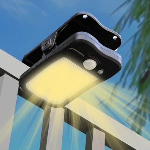 太陽光とUSBで充電可能、屋外・災害時にも便利 【最新版高輝度60LED・クリップ式】屋外防水ソーラーライトは60個高品質LEDチップ、発光効率の高い上に、照明効果も優れています。クリップみたいに挟むだけの超簡単1秒設置!工具不要で取り付けが簡単にできます(クリップ挟める厚さ:6cmまで)。小型でコンパクトなデザインなので、設置や保管の自由度が非常に高いです。 【1200mAh大容量電池・省エネ・充電効率UP!】ソーラーライトは長持ち性、耐久性の高い1200mAhのリチウムイオン電池を使用しています。ソーラーセンサーライトの充電方法はソーラー充電とUSB充電の2種類あり、太陽光が当たっている場合はソーラー充電、日が当たらない場合はケーブルでTYPE-Cポート充電も可能です。 【3つ点灯モード】この人感LEDセンサーライトには3つの感知モードを搭載しており、さまざまなシーンでのニーズに対応しています。【1モード】人を感知すると100%の明るさになり、人が離れると微光になります。【モード2】人を感知すると100%の明るさになり、離れると自動で消灯します。【モード3】夜または暗くなると自動常時点灯します。