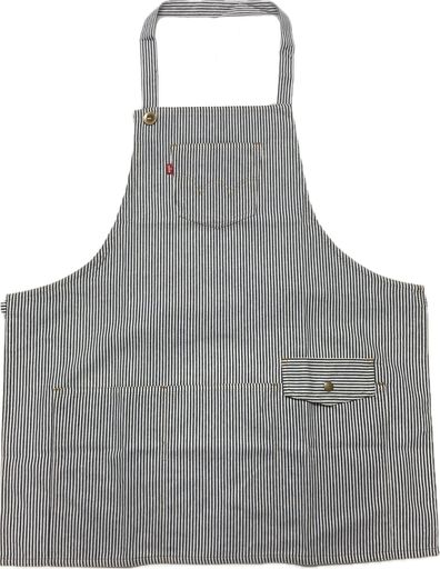 身丈:70cm/本体ウエスト幅:64cm/腰紐の長さ:左右各80cm/肩紐の長さ:65cm 肩紐には4cm間隔で2つのボタンが付いていて2段階に長さ調整が可能 胸ポケット1つとフロント部に大きなポケット3つ(うち1つはボタン付き)、計4つの便利なポケット付き