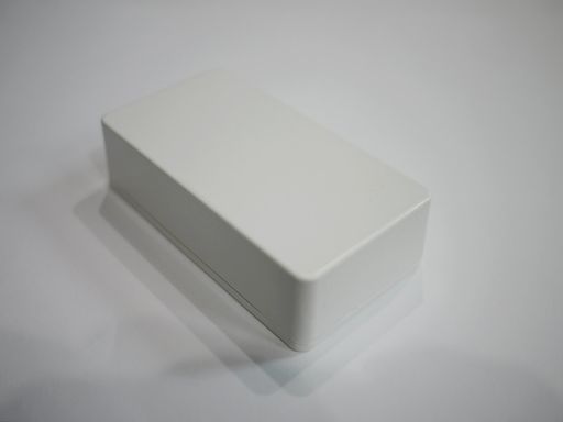 ハモンド1590Bタイプのアルミダイキャストケース。 本体サイズ:高さ約31mm、上辺部約59mmx111mm、底辺部約61mmx112mm 底蓋取り付け用ネジが付属。 カラー:ホワイト エフェクターの自作などに。