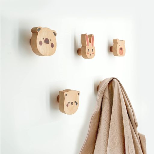 【キャラクター木製フック】壁フックの形状は、ウサギ、パンダ、猫、豚、5点セット。木製のクロークフックは天然ブナで作られ、表面は滑らかで、材質ははっきりしていて、長持ちします。 【フックは小さいが能力がある】実木構造と壁掛け金具は、小型であるが機能が強く、大量の重量に耐えることができる。冬には厚いコートと重い財布をかけることができます。夏には、私たちの帽子シリーズと水着を販売しています。それは簡単に安全にすべてのものを1つの場所に置くことができて、きれいにすることができます。 【多目的壁掛け】サイズが完璧で、ハンガー掛けに適しています。それは家の中のいろいろなものを整理するのに役立ちます。シングルキャップフック、フリースタイル、どんな大きさの場所にも合います。ジャケット、ハンドバッグ、帽子、マフラーをぶら下げるのにぴったりです。子供のリュック、フード、レインコート、傘にぴったりです。